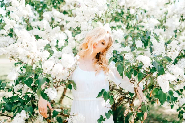 Joven Hermosa Mujer Vestido Blanco Posando Jardín Floreciente Primavera — Foto de Stock