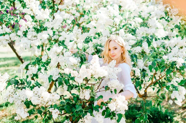 Bahar Çiçek Açan Bahçede Poz Beyaz Elbiseli Genç Güzel Kadın — Stok fotoğraf