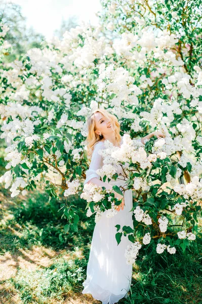 Jeune Belle Femme Robe Blanche Posant Printemps Floraison Jardin — Photo