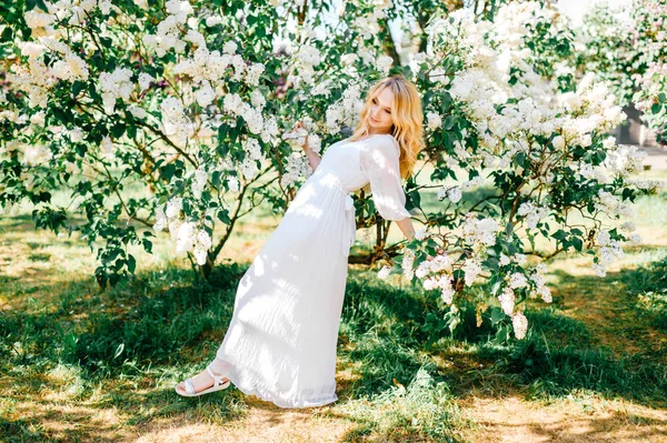 Bahar Çiçek Açan Bahçede Poz Beyaz Elbiseli Genç Güzel Kadın — Stok fotoğraf