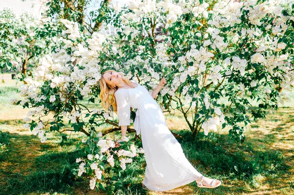 Jeune Belle Femme Robe Blanche Posant Printemps Floraison Jardin — Photo
