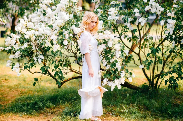 Mulher Bonita Nova Vestido Branco Posando Jardim Florescendo Mola — Fotografia de Stock