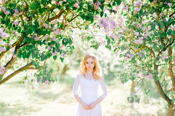 Mulher Bonita Nova Vestido Branco Posando Jardim Florescendo — Fotografia de Stock