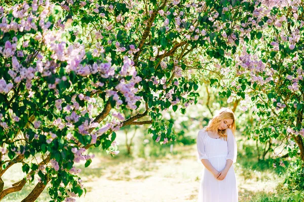 Mulher Bonita Nova Vestido Branco Posando Jardim Florescendo — Fotografia de Stock