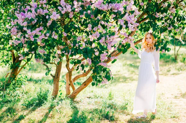 Młoda Piękna Kobieta Białej Sukni Pozowanie Kwitnący Ogród — Zdjęcie stockowe