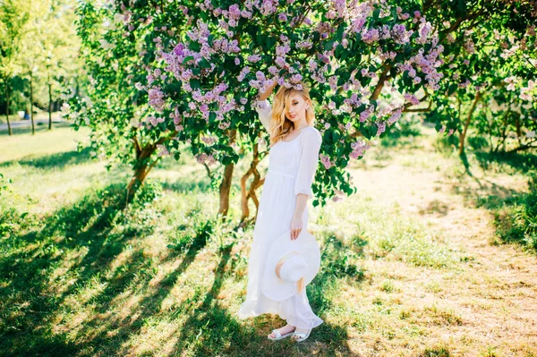 Mulher Bonita Nova Vestido Branco Posando Jardim Florescendo — Fotografia de Stock