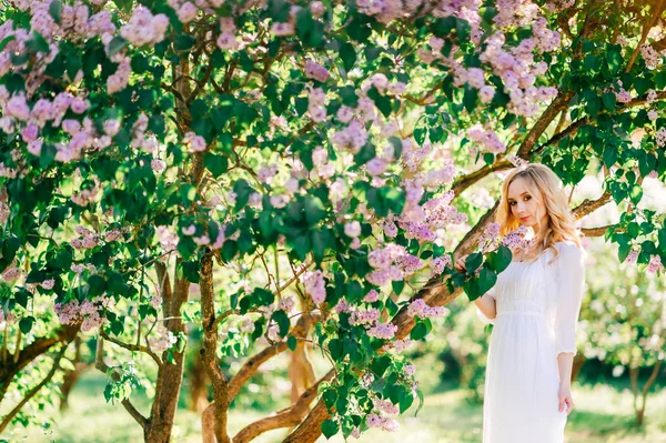Mulher Bonita Nova Vestido Branco Posando Jardim Florescendo — Fotografia de Stock