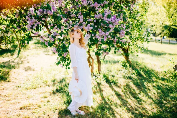 Mulher Bonita Nova Vestido Branco Posando Jardim Florescendo — Fotografia de Stock