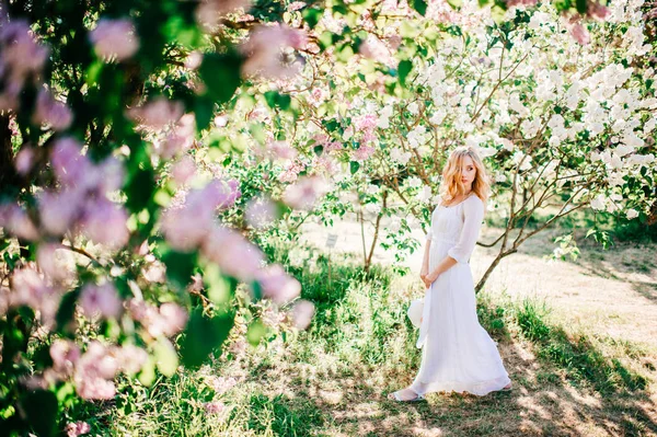 Jeune Belle Femme Robe Blanche Posant Dans Jardin Fleuri — Photo