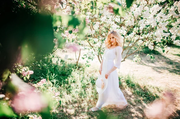 Jonge Mooie Blonde Vrouw Witte Jurk Bloeiende Tuin — Stockfoto