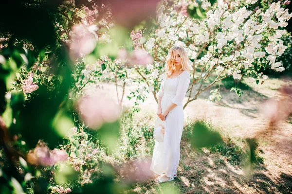 Jeune Jolie Femme Blonde Robe Blanche Dans Jardin Fleuri — Photo