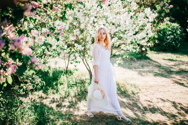 Jovem Mulher Loira Bonita Vestido Branco Jardim Florescente — Fotografia de Stock