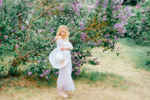 Çiçek Bahçesinde Beyaz Elbiseli Genç Güzel Sarışın Kadın — Stok fotoğraf
