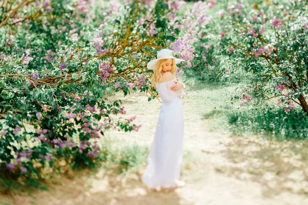 Junge Hübsche Blonde Frau Weißen Kleid Blühenden Garten — Stockfoto