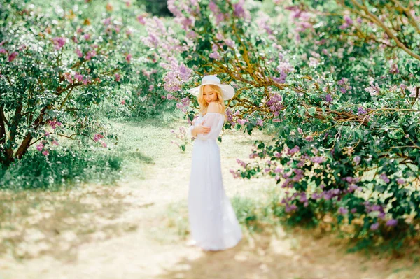 Jovem Mulher Loira Bonita Vestido Branco Jardim Florescente — Fotografia de Stock