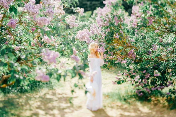 Ung Vacker Blond Kvinna Vit Klänning Blommande Trädgård — Stockfoto