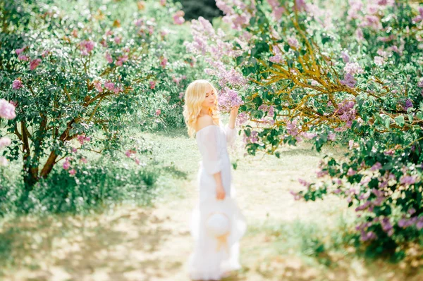 Çiçek Bahçesinde Beyaz Elbiseli Genç Güzel Sarışın Kadın — Stok fotoğraf