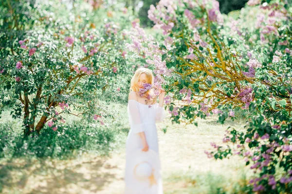 Νεαρή Όμορφη Ξανθιά Γυναίκα Στο Λευκό Φόρεμα Ανθισμένο Κήπο — Φωτογραφία Αρχείου