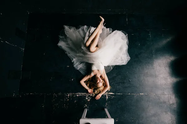 Vue Aérienne Belle Mariée Élégante Robe Mariée Élégante Blanche Posant — Photo