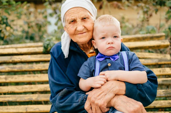 Großmutter Sitzt Mit Enkel Auf Bank Hof — Stockfoto