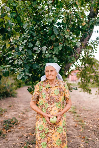 Alte Frau Mit Apfel Der Hand Steht Sommergarten — Stockfoto
