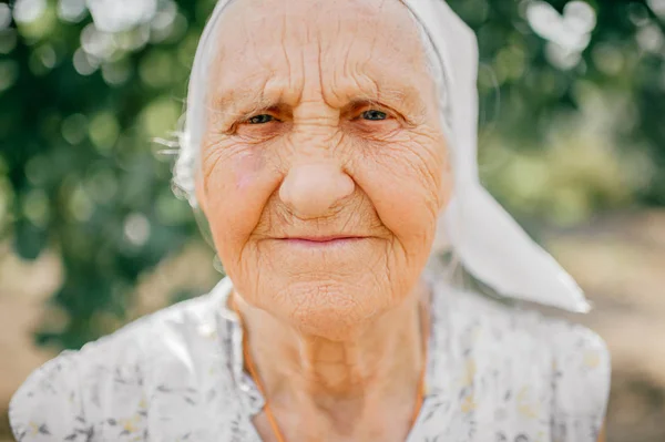 Porträt Einer Alten Frau Die Sommergarten Steht — Stockfoto