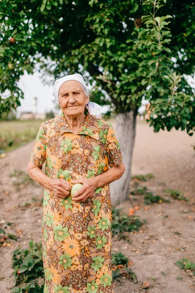 Alte Frau Mit Apfel Der Hand Steht Sommergarten — Stockfoto