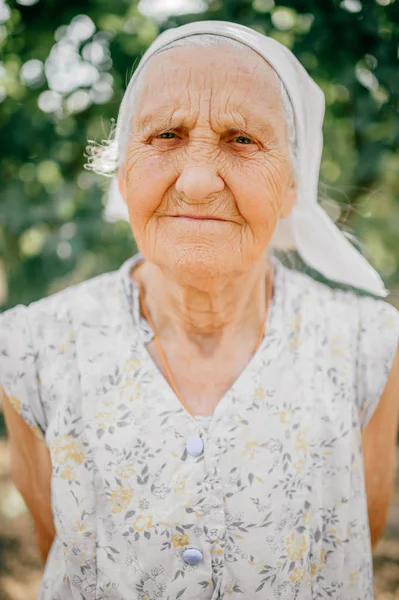 Porträt Einer Alten Frau Die Sommergarten Steht — Stockfoto