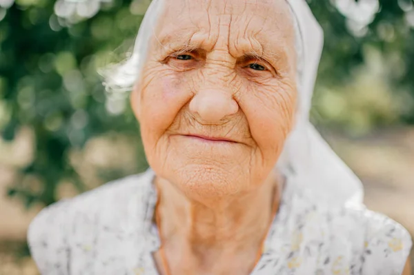 Porträt Einer Alten Frau Die Sommergarten Steht — Stockfoto