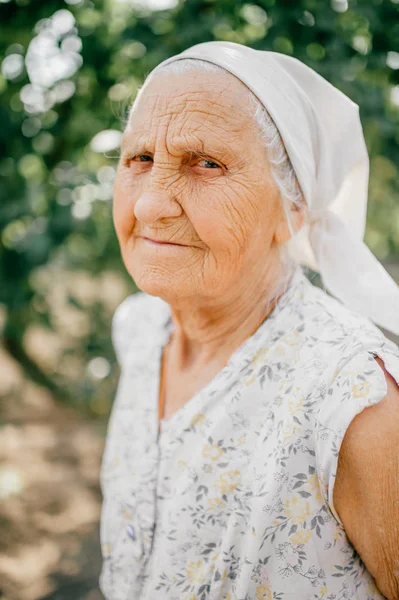 站在夏季花园的老太婆的肖像 — 图库照片