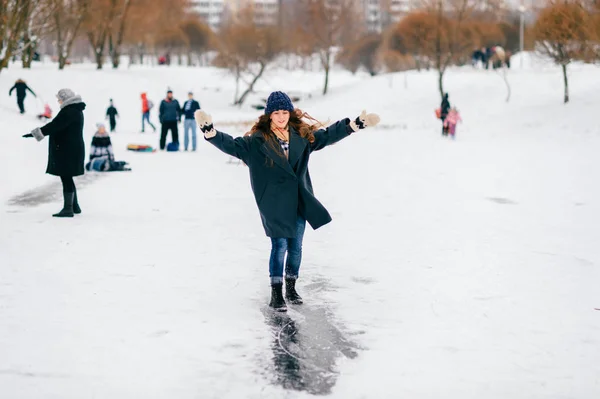 Junge Schöne Frau Amüsiert Sich Zugefrorenen See Einem Wintertag — Stockfoto