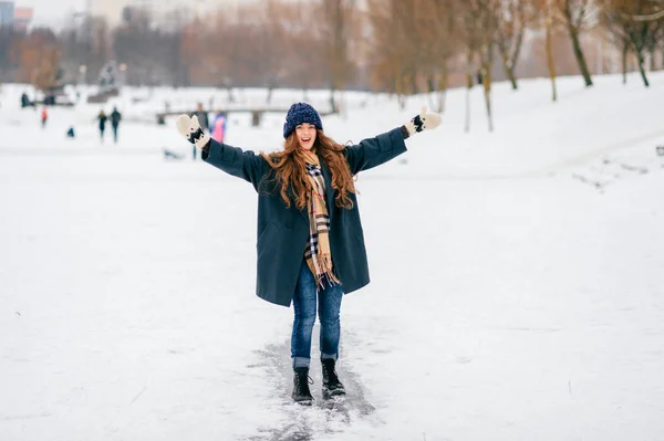Junge Schöne Frau Amüsiert Sich Zugefrorenen See Einem Wintertag — Stockfoto