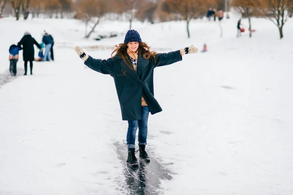 Junge Schöne Frau Amüsiert Sich Zugefrorenen See Einem Wintertag — Stockfoto