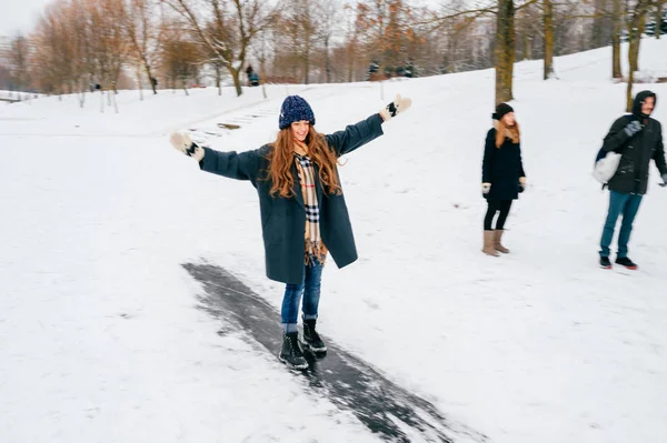 Jovem Mulher Bonita Divertindo Lago Congelado Dia Inverno — Fotografia de Stock