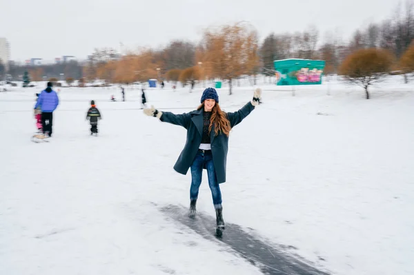 Mooie Jongedame Plezier Bevroren Meer Winterdag — Stockfoto