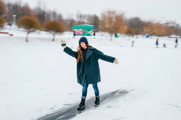 Junge Schöne Frau Amüsiert Sich Zugefrorenen See Einem Wintertag — Stockfoto