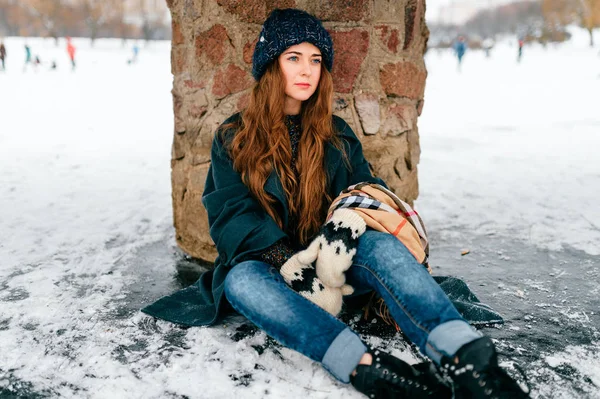 Mladá Krásná Žena Sedí Pod Mostem Ledu Zamrzlého Jezera Zimní — Stock fotografie