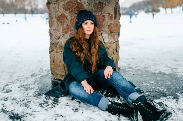 Junge Schöne Frau Sitzt Unter Brücke Auf Eis Des Zugefrorenen — Stockfoto