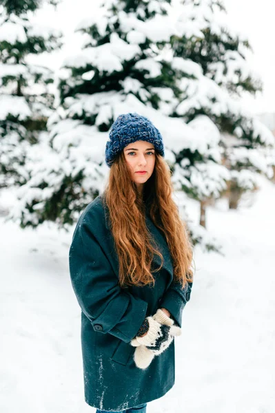 Ung Vacker Kvinna Poserar Snöiga Skogen Vinterdag — Stockfoto