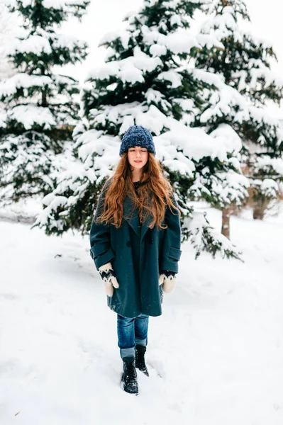 Jovem Bela Mulher Posando Floresta Nevada Dia Inverno — Fotografia de Stock