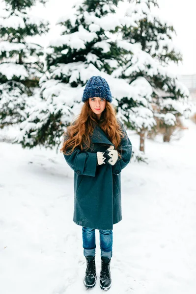 在冬日在雪林中摆姿势的年轻美丽的女人 — 图库照片