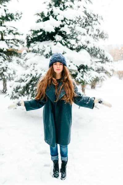 Junge Schöne Frau Posiert Verschneiten Wald Einem Wintertag — Stockfoto