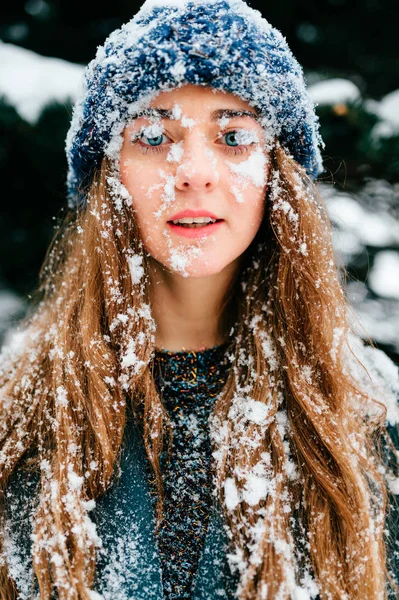 Karlı Ormanda Kış Gününde Poz Genç Güzel Kadın — Stok fotoğraf
