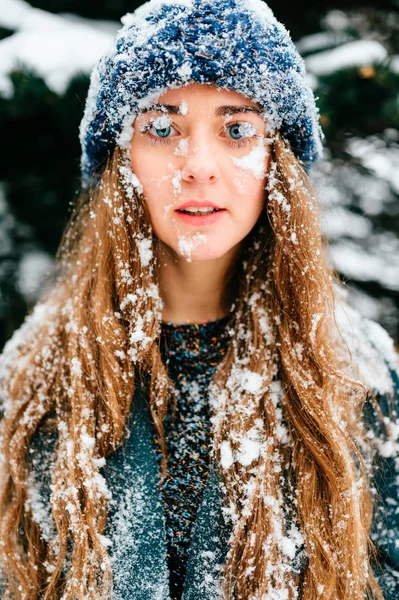 Jovem Bela Mulher Posando Floresta Nevada Dia Inverno — Fotografia de Stock