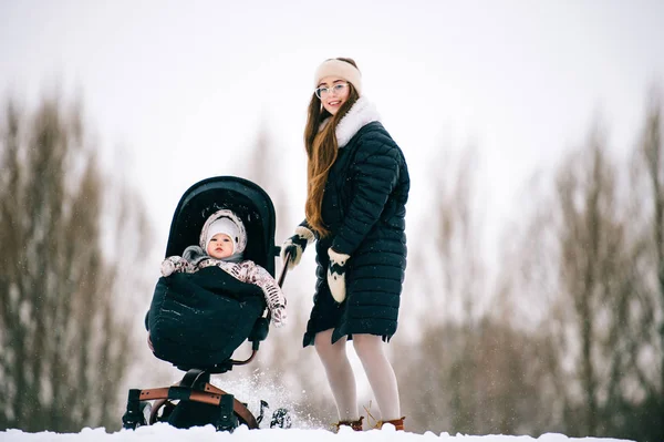 Ung Mamma Med Lilla Dotter Vinterdag — Stockfoto