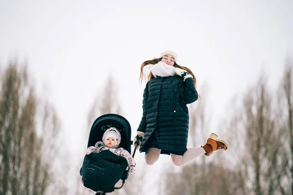 Ung Mamma Med Lilla Dotter Vinterdag — Stockfoto