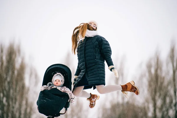 Jovem Mãe Com Pequena Filha Dia Inverno — Fotografia de Stock