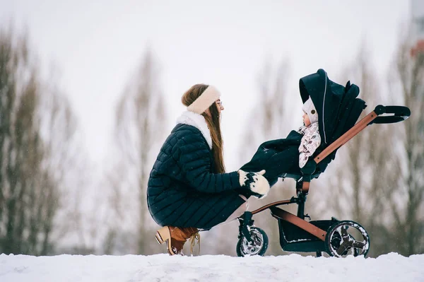 Jeune Mère Avec Petite Fille Jour Hiver — Photo