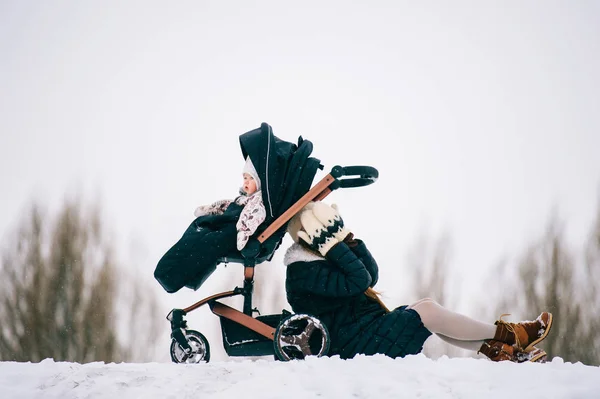 Jovem Mãe Com Pequena Filha Dia Inverno — Fotografia de Stock