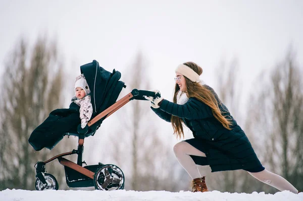 Jovem Mãe Com Pequena Filha Dia Inverno — Fotografia de Stock